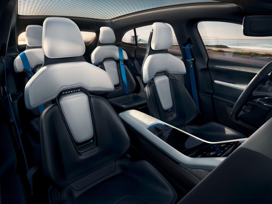Интерьер Porsche Mission E Cross Turismo 2018 года  (фото 10 из 66)